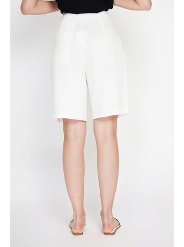 Bermudas in Weiß