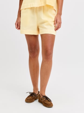 Shorts in Gelb
