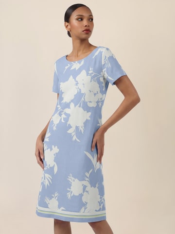 Kleid in Hellblau/ Creme