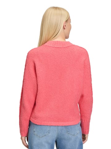 Sweter w kolorze koralowym