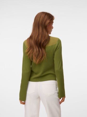 Sweter w kolorze zielonym
