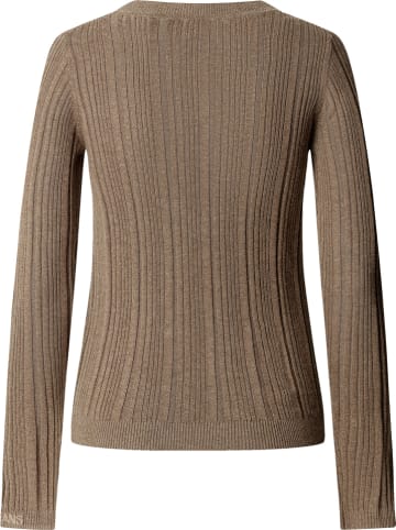 Sweter w kolorze beżowym
