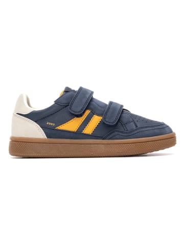 Sneakers in Dunkelblau