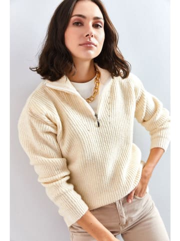 Sweter w kolorze kremowym