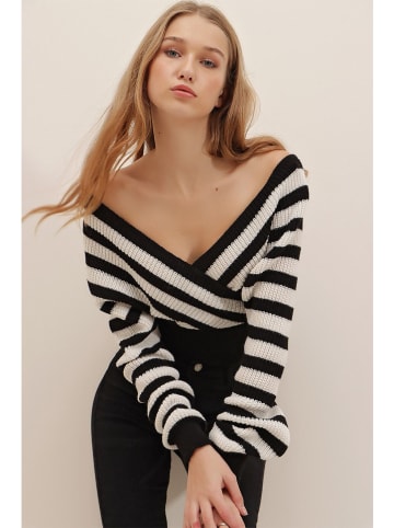 Sweter w kolorze czarno-kremowym