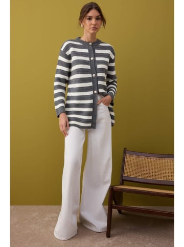 Cardigan in Grau/ Creme