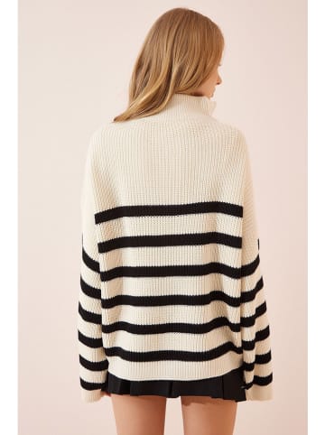 Sweter w kolorze kremowym