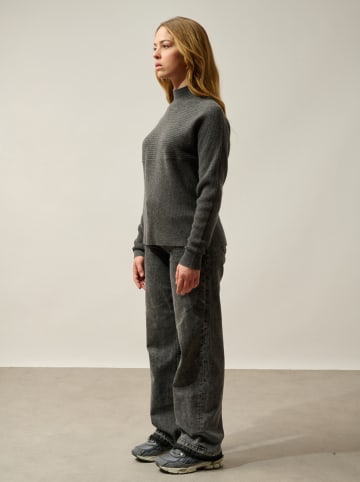 Kaszmirowy sweter w kolorze antracytowym