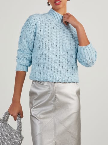 Sweter w kolorze błękitnym
