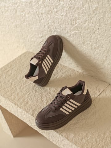 Sneakersy w kolorze brązowym
