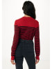 Mexx Sweter w kolorze czerwono-czarnym