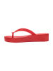 Melissa Zehentrenner in Rot