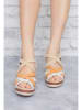 Foreverfolie Sandały w kolorze pomarańczowo-beżowym na koturnie