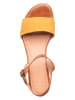 Marco Tozzi Skórzane sandały w kolorze żółto-brązowym na koturnie