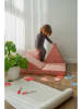 Folkifreckles Poduszka Montessori "Halftriangle" w kolorze jasnoróżowym - 3+