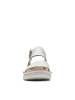 Clarks Skórzane sandały w kolorze kremowym na koturnie