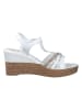 Marco Tozzi Skórzane sandały w kolorze srebrno-białym na koturnie