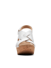 Clarks Skórzane sandały w kolorze białym na koturnie