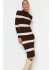 trendyol Strickkleid in Dunkelbraun/ Creme