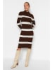 trendyol Strickkleid in Dunkelbraun/ Creme