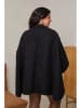 Curvy Lady Poncho in Schwarz