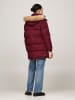 TOMMY JEANS Daunenmantel in Bordeaux