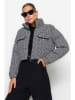trendyol Steppjacke in Schwarz/ Weiß