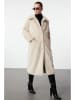 trendyol Wintermantel in Creme