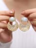 L'Atelier de Gaia Vergulde oorhangers met edelstenen