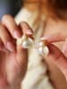 L'Atelier de Gaia Vergulde oorstekers met sierstenen en parels