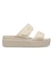 Crocs Klapki "Brooklyn Buckle" w kolorze beżowym