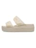 Crocs Klapki "Brooklyn Buckle" w kolorze beżowym