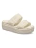 Crocs Klapki "Brooklyn Buckle" w kolorze beżowym