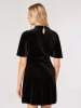Apricot Samtkleid in Schwarz