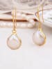 Pierres delicates Vergulde oorhangers met parelmoer
