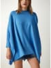 Milan Kiss Poncho in Hellblau