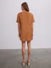 BGN Sukienka w kolorze jasnobrązowym