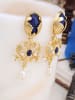 L'Atelier de Gaia Pozłacane kolczyki-wkrętki z lapis lazuli i perłami