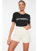 trendyol Szorty w kolorze kremowym