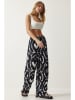 trendyol Hose in Schwarz/ Weiß