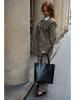 Victor & Hugo Paris Leder-Schultertasche "Bold" in Schwarz - (B)32 x (H)40 x (T)13 cm