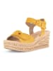 Gabor Skórzane sandały w kolorze żółtym na koturnie