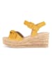 Gabor Skórzane sandały w kolorze żółtym na koturnie