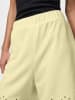 Pieces Shorts in Gelb