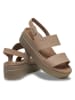 Crocs Sandały "Brooklyn Low Wedge" w kolorze beżowym