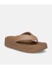 Crocs Japonki "Getaway Platform" w kolorze jasnobrązowym